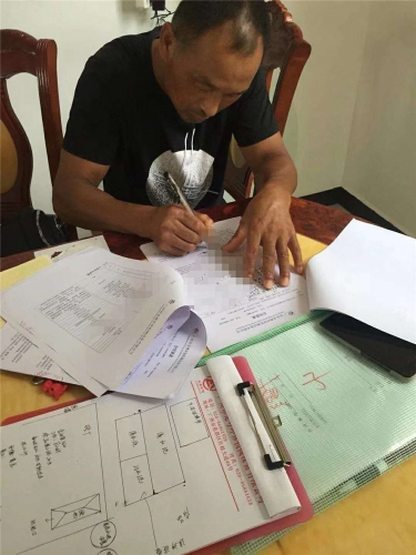 太阳城环保客户签单合照