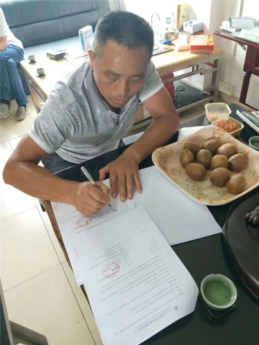 太阳城环保客户签单合照
