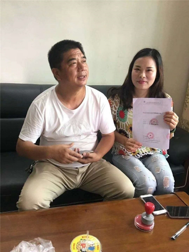 太阳城环保客户签单合照